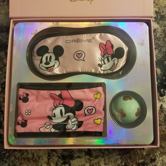 The CREME Shop Disney Minnie Mouse & Mickey Mouse Pamper Spa Kit Gift Set Bundle - Picture 3 of 13